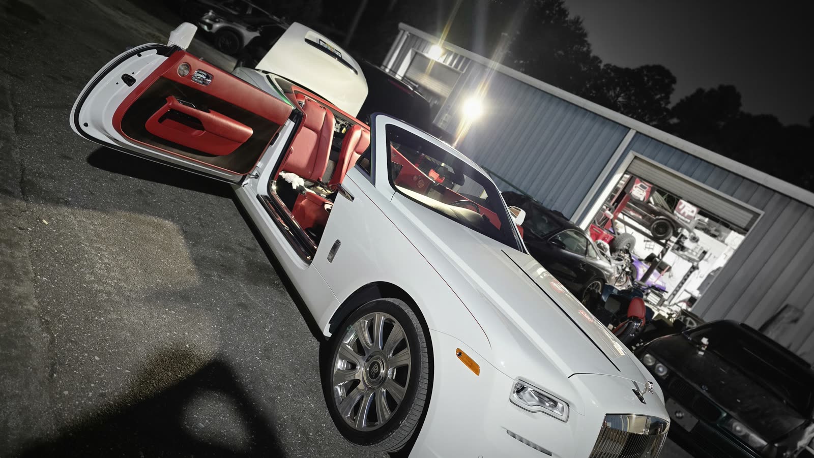 Rolls-Royce Dawn red interior detail