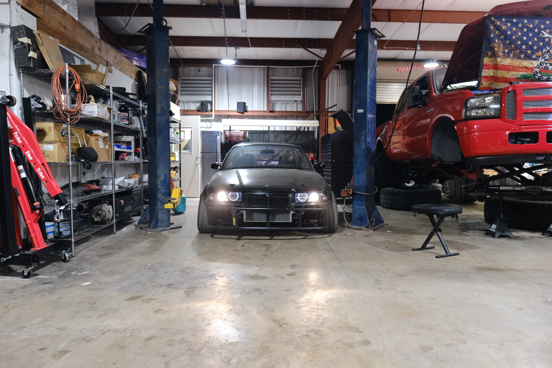 Two service bays working at 1000 Kingzz Auto
